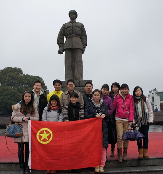 “学雷锋，献爱心”——中国共产主义青年团米兰在线手机版（大中国区）委员会开展慰问贫困学生助学活动